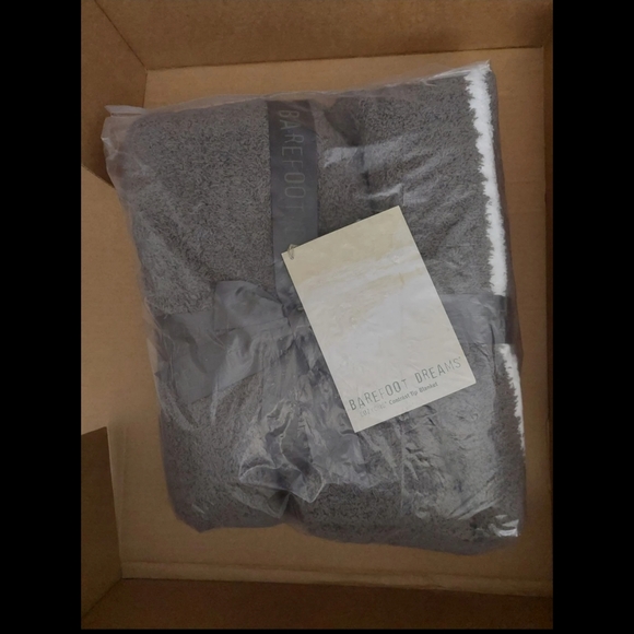 NEW BAREFOOT DREAMS COZCHIC RIB TRIM THROW BLANKET in CHARCOAL & WHITE - Picture 3 of 5